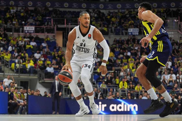 Fenerbahce Beko v Virtus Bologna - EuroLeague ISTANBUL, TURKIYE – NOVEMBER 25: Fenerbahce Beko player Wade Baldwin IV challenges Virtus Bologna player Karim Jallow during a play in the EuroLeague week 13 match between Fenerbahce Beko and Virtus Bologna at Ulker Sports and Event Hall in Istanbul, Turkiye on November 25, 2025. Adem Kutucu Anadolu Istanbul Turkey. Editorial use only. Please get in touch for any other usage.  Copyright: x2025xAnadoluxAdemxKutucux