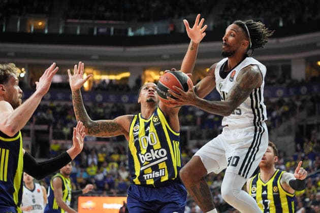 Fenerbahce Beko v Virtus Bologna - EuroLeague ISTANBUL, TURKIYE – NOVEMBER 25: Fenerbahce Beko player Armando Bacot Jr. challenges Virtus Bologna player Matthew Morgan during a play in the EuroLeague week 13 match between Fenerbahce Beko and Virtus Bologna at Ulker Sports and Event Hall in Istanbul, Turkiye on November 25, 2025. Adem Kutucu Anadolu Istanbul Turkey. Editorial use only. Please get in touch for any other usage.  Copyright: x2025xAnadoluxAdemxKutucux