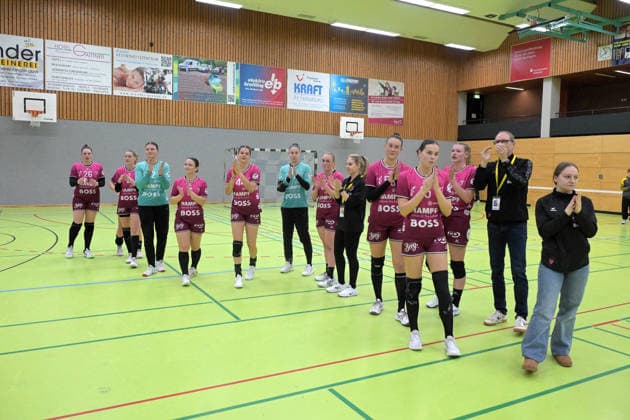 the TusSies thank the fans TusSies Metzingen vs Brazil, handball, test match, season 2025 2026, 25 11 2025 TusSies Metzingen vs Brazil, handball, test match, season 2025 2026, 25 11 2025 Holzgerlingen Copyright: xEibner-Pressefoto TobiasxBaurx EP_TBR