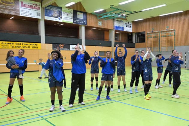the Brazilians thank the fans TusSies Metzingen vs Brazil, handball, test match, season 2025 2026, 25 11 2025 TusSies Metzingen vs Brazil, handball, test match, season 2025 2026, 25 11 2025 Holzgerlingen Copyright: xEibner-Pressefoto TobiasxBaurx EP_TBR