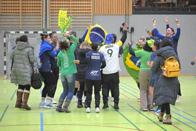 Cheering after the end of the game at Brazil TusSies Metzingen vs Brazil, handball, test match, season 2025 2026, 25 11 2025 TusSies Metzingen vs Brazil, handball, test match, season 2025 2026, 25 11 2025 Holzgerlingen Copyright: xEibner-Pressefoto TobiasxBaurx EP_TBR