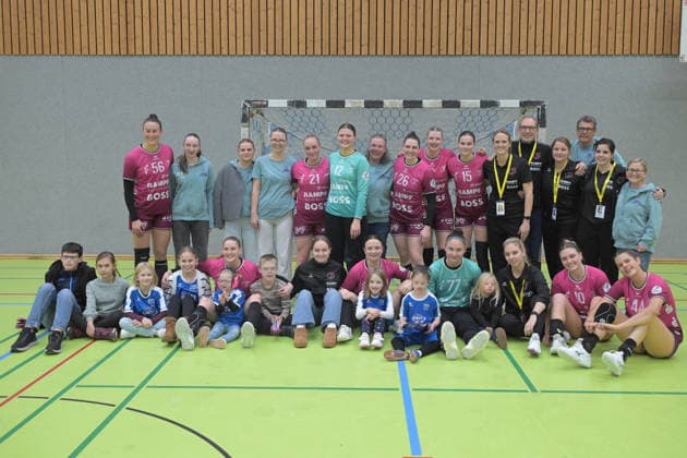 Joint picture after the end of the TusSies game with the run-in children TusSies Metzingen vs Brazil, handball, test match, 2025 2026 season, 25 11 2025 TusSies Metzingen vs Brazil, handball, test match, 2025 2026 season, 25 11 2025 Holzgerlingen Copyright: xEibner-Pressefoto TobiasxBaurx EP_TBR