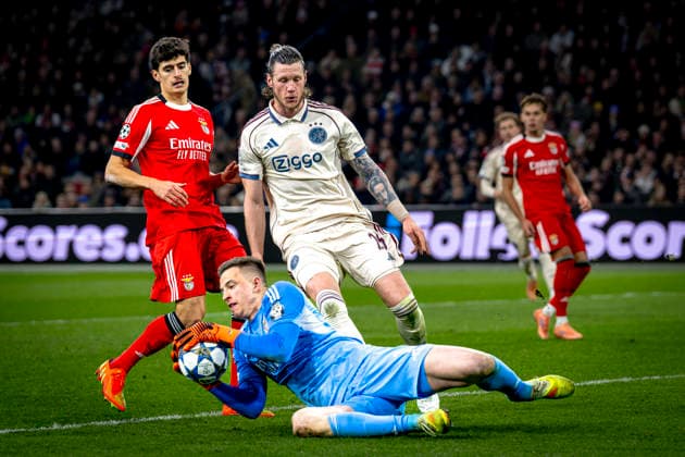 AFC Ajax Amsterdam forwarder Wout Weghorst, SL Benfica goalkeeper Anatoliy Trubin during the match FOOTBALL CHAMPIONS LEAGUE AJAX vs BENFICA at the Johan Cruijff ArenA for the Champions League phase Matchday 5 season 2025 2026 in AMSTERDAM, Netherlands on 25 November 2025, photo by Stefan Koops EYE4images DeFodi Images