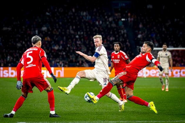 AFC Ajax Amsterdam midfielder Davy Klaassen, SL Benfica defender Nicolas Otamendi during the match FOOTBALL CHAMPIONS LEAGUE AJAX vs BENFICA at the Johan Cruijff ArenA for the Champions League phase Matchday 5 season 2025 2026 in AMSTERDAM, Netherlands on 25 November 2025, photo by Stefan Koops EYE4images DeFodi Images