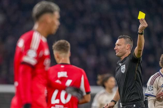 AMSTERDAM , 25-11-2025 , JohanCruyff Arena , season 2025 2026 , UEFA Champions League football , League phase Matchday 5 , match between Ajax and Benfica , picture shows Referee Sven Jablonski yellow card given to Benfica player Samuel Dahl Ajax - Benfica  x32195889x Copyright: