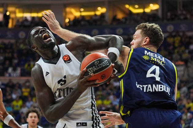 Fenerbahce Beko v Virtus Bologna - EuroLeague ISTANBUL, TURKIYE - NOVEMBER 25: Fenerbahce Beko player Nicolo Melli (4) challenges Virtus Bologna player Mouhamet Diouf (L) during a play in the EuroLeague week 13 match between Fenerbahce Beko and Virtus Bologna at Ulker Sports and Event Hall in Istanbul, Turkiye on November 25, 2025. Adem Kutucu Anadolu Istanbul Turkey. Editorial use only. Please get in touch for any other usage.  Copyright: x2025xAnadoluxAdemxKutucux