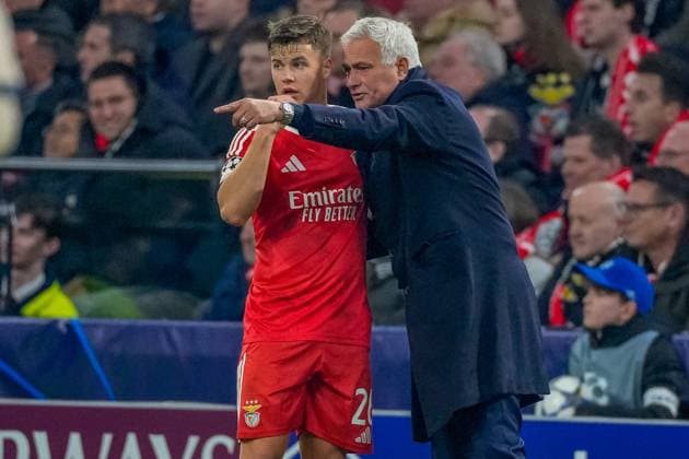 AMSTERDAM , 25-11-2025 , JohanCruyff Arena , season 2025 2026 , UEFA Champions League football , League phase Matchday 5 , match between Ajax and Benfica , picture shows Benfica trainercoach Jose Mourinho and Benfica player Samuel Dahl Ajax - Benfica  x32195991x Copyright: