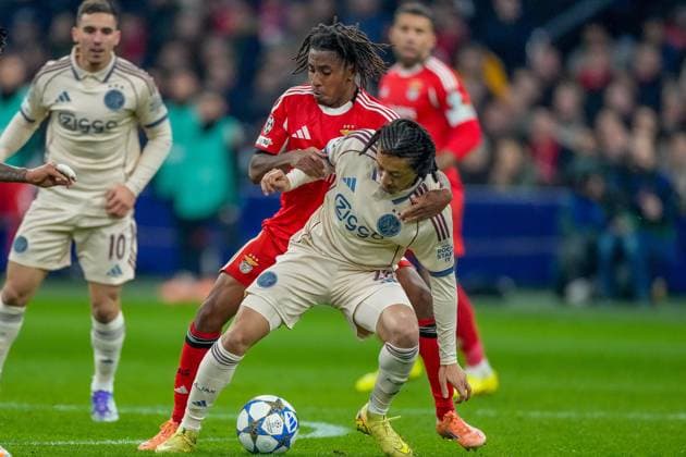 AMSTERDAM , 25-11-2025 , JohanCruyff Arena , season 2025 2026 , UEFA Champions League football , League phase Matchday 5 , match between Ajax and Benfica , picture shows Ajax player Kian Fitz Jim vs Benfica player Leandro Barreiro Ajax - Benfica  x32196003x Copyright: