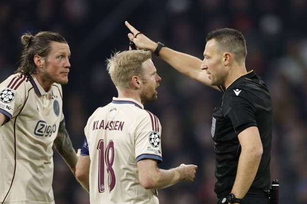AMSTERDAM (l-r) Wout Weghorst of Ajax, Davy Klaassen of Ajax, and referee Sven Jablonski during the Champions League match between AFC Ajax and SL Benfica at the Johan Cruijff ArenA on November 25, 2025, in Amsterdam, Netherlands. ANP HOLLANDSE HOOGTE MAURICE VAN STEEN UEFA Champions League Matchday 5 2025-2026 xVIxANPxSportx xMauricexvanxSteenxIVx 543058658 originalFilename: 543058658.jpg