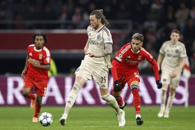 AMSTERDAM - (l-r) Wout Weghorst of Ajax, Richard Rios of SL Benfica during the Champions League match between AFC Ajax and SL Benfica at the Johan Cruijff ArenA on November 25, 2025, in Amsterdam, Netherlands. ANP HOLLANDSE HOOGTE MAURICE VAN STEEN UEFA Champions League Matchday 5 2025-2026 xVIxANPxSportx xMauricexvanxSteenxIVx 543058687 originalFilename: 543058687.jpg
