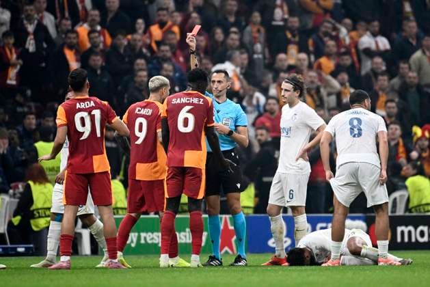 Galatasaray v Royale Union Saint-Gilloise - UEFA Champions League ISTANBUL, TURKEY - NOVEMBER 25 : Unyay Arda defender of Galatasaray receives a red card from referee Jose María Sanchez (ESP) during the UEFA Champions League 2025 26 League Phase MD5 match between Galatasaray and Royale Union Saint-Gilloise on November 25, 2025 in Istanbul, Turkey, 25 11 2025 Istanbul Turkey  Copyright: xPeterxDexVoechtx