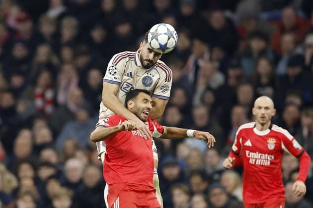 AMSTERDAM - (l-r) Josip Sutalo of Ajax, Vangelis Pavlidis of SL Benfica during the Champions League match between AFC Ajax and SL Benfica at the Johan Cruijff ArenA on November 25, 2025, in Amsterdam, Netherlands. ANP HOLLANDSE HOOGTE MAURICE VAN STEEN UEFA Champions League Matchday 5 2025-2026 xVIxANPxSportx xMauricexvanxSteenxIVx 543058984 originalFilename: 543058984.jpg