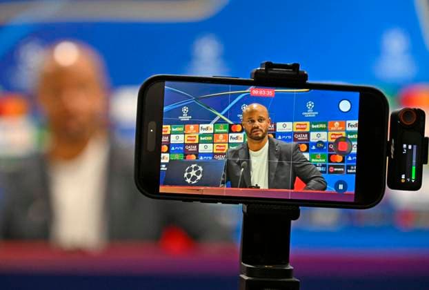 25 11 2025, Football UEFA Champions League 2025 2026 Press conference of FC Bayern Munich the day before the match FC Arsenal FC Bayern Munich, at the Emirates Stadium London England Coach Vincent Kompany FC Bayern Munich at the press conference