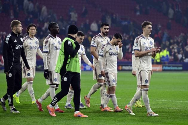 AMSTERDAM - (l-r) Anton Gaaei of AFC Ajax, Ko Itakura of AFC Ajax, Jorthy Mokio of AFC Ajax, Oscar Gloukhof of AFC Ajax, Josip Sutalo of AFC Ajax, Raul Moro of AFC Ajax, Youri Baas of AFC Ajax after the Champions League match between AFC Ajax and Benfica at the Johan Cruijff ArenA on November 25, 2025, in Amsterdam, Netherlands. ANP OLAF KRAAK UEFA Champions League Matchday 5 2025-2026 xVIxANPxSportx xxANPxIVx 543059708 originalFilename: 543059708.jpg