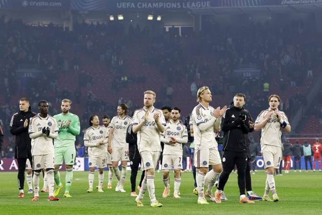 AMSTERDAM (l-r) Jorthy Mokio of Ajax, Ajax goalkeeper Vitezslav Jaros, Wout Weghorst of Ajax, Davy Klaassen of Ajax, Kasper Dolberg of Ajax, and Kenneth Taylor of Ajax are upset during the Champions League match between AFC Ajax and SL Benfica at the Johan Cruijff ArenA on November 25, 2025, in Amsterdam, Netherlands. ANP HOLLANDSE HOOGTE MAURICE VAN STEEN UEFA Champions League Matchday 5 2025-2026 xVIxANPxSportx xMauricexvanxSteenxIVx 543059714 originalFilename: 543059714.jpg