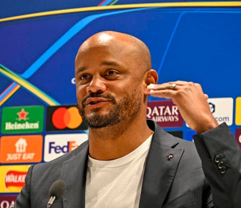 25 11 2025, Football UEFA Champions League 2025 2026 FC Bayern Munich press conference the day before the match FC Arsenal FC Bayern Munich, at the Emirates Stadium London England Coach Vincent Kompany FC Bayern Munich gestures at the press conference
