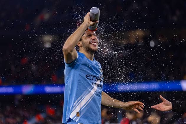 Football - UEFA Champions League - League Phase - Manchester City FC v Bayer 04 Leverkusen MANCHESTER, ENGLAND - Tuesday, November 25, 2025: Manchester City s Nico Gonzalez pours water on his face from a plastic bottle before the UEFA Champions League match between Manchester City FC and Bayer 04 Leverkusen at the City of Manchester Stadium. (Photo by David Rawcliffe Propaganda) MANCHESTER City of Manchester Stadium GREATER MANCHESTER ENGLAND  Copyright: xDavidxRawcliffex P2025-11-25-Man_City_Bayer_Leverkusen-3