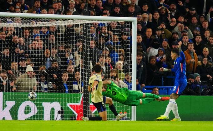 Enzo Fernandez of Chelsea has an early goal ruled out Chelsea v Barcelona, UEFA Champions League, Group Stage, Football, Stamford Bridge, London, UK- 25 Nov 2025London Stamford Bridge United Kingdom EDITORIAL USE ONLY No use with unauthorised audio, video, data, fixture lists, club league logos or live services. Online in-match use limited to 120 images, no video emulation. No use in betting, games or single club league player publications.  Copyright: xJavierxGarcia Shutterstockx 15927903ae