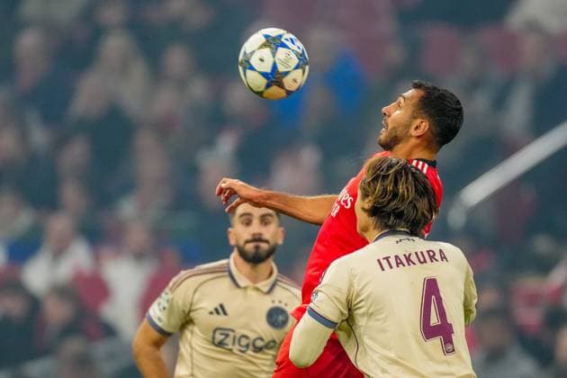 AMSTERDAM , 25-11-2025 , JohanCruyff Arena , season 2025 2026 , UEFA Champions League football , League phase Matchday 5 , match between Ajax and Benfica , picture shows Ajax player Ko Itakura vs Benfica player Vangelis Pavlidis Ajax - Benfica  x32196728x Copyright: