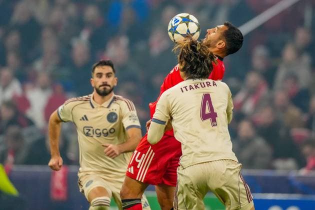 AMSTERDAM , 25-11-2025 , JohanCruyff Arena , season 2025 2026 , UEFA Champions League football , League phase Matchday 5 , match between Ajax and Benfica , picture shows Ajax player Ko Itakura vs Benfica player Vangelis Pavlidis Ajax - Benfica  x32196732x Copyright: