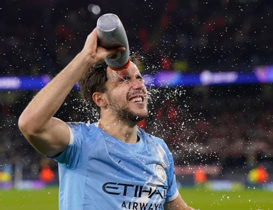 Manchester, England, 25th November 2025. Nico Gonzalez of Manchester City splashes his face with water before the Manchester City vs Bayer Leverkusen UEFA Champions League match at the Etihad Stadium, Manchester. Picture credit should read: Andrew Yates Sportimage EDITORIAL USE ONLY. No use with unauthorised audio, video, data, fixture lists, club league logos or live services. Online in-match use limited to 120 images, no video emulation. No use in betting, games or single club league player publications. SPI_020_AY_Man_City_Leverkusen SPI-4309-0031