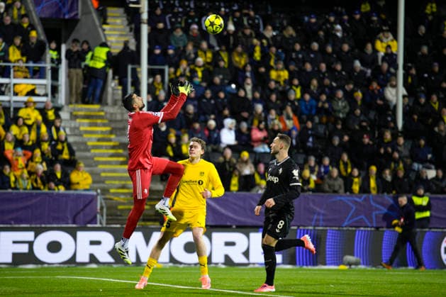 Champions League 2025 2026 Bodo Glimt Juventus Bodo 20251125 Juventus Mattia Perin and Bodo Glimts Isak Määttä in the Champions League football match between Bodo Glimt and Juventus at the Aspmyra stadium Photo Stian Lysberg Solum NTB Bodo Norway EDITORIAL USE ONLY RESTRICTED USE FOR BETTING COMPANIES  Copyright: xStianxLysbergxSolumx xNTBx