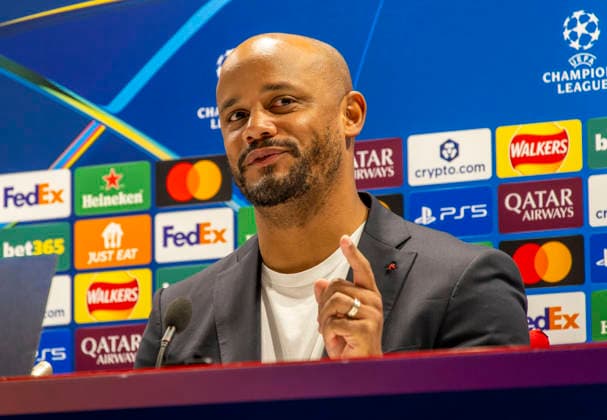 25 11 2025, Football UEFA Champions League 2025 2026 FC Bayern Munich press conference the day before the match FC Arsenal FC Bayern Munich, at the Emirates Stadium London England Coach Vincent Kompany FC Bayern Munich answers the journalists questions