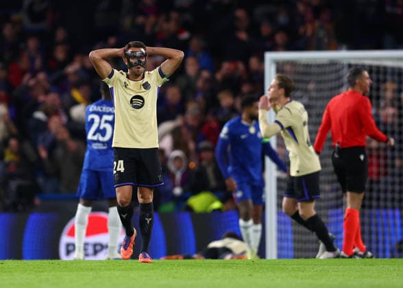 London, England, 25th November 2025. Eric Garcia of FC Barcelona, Barca reacts after a miss from Ferran Torres of FC Barcelona during the Chelsea vs FC Barcelona UEFA Champions League match at Stamford Bridge, London. Picture credit should read: Paul Terry Sportimage EDITORIAL USE ONLY. No use with unauthorised audio, video, data, fixture lists, club league logos or live services. Online in-match use limited to 120 images, no video emulation. No use in betting, games or single club league player publications. SPI_034_PT_Chelsea_Barcelona SPI-4310-0034