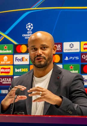 25 11 2025, Football UEFA Champions League 2025 2026 FC Bayern Munich press conference the day before the match FC Arsenal FC Bayern Munich, at the Emirates Stadium London England Coach Vincent Kompany FC Bayern Munich answers the journalists questions