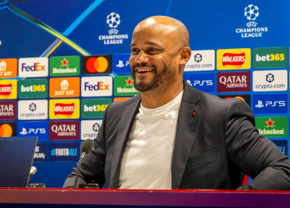 25 11 2025, Football UEFA Champions League 2025 2026 FC Bayern Munich press conference the day before the match FC Arsenal FC Bayern Munich, at the Emirates Stadium London England Coach Vincent Kompany FC Bayern Munich answers the journalists questions in a good mood