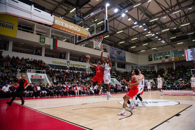 Hapoel s Chris Jones in action against Real Madrid s Theo Maledon during the Euroleague game between Hapoel IBI Tel Aviv vs Real Madrid - Arena Botevgrad in Botevgrad, Bulgaria on November 25, 2025  Copyright: xIvanxSxIvanov IPAxSportx xipa-agency.netx xx IPA_68376667 IPA_Agency_IPA68376667