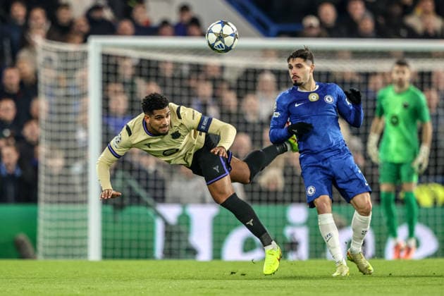 UEFA Champions League Matchday 5 of 8 Chelsea v Barcelona Ronald Araujo of Barcelona jumps up to win the high ball from Pedro Neto of Chelsea during the UEFA Champions League Matchday 5 of 8 Chelsea v Barcelona at Stamford Bridge, London, United Kingdom, 25th November 2025 (Photo by Alfie Cosgrove News Images) London Stamford Bridge Greater London United Kingdom Copyright: xAlfiexCosgrove NewsxImagesx