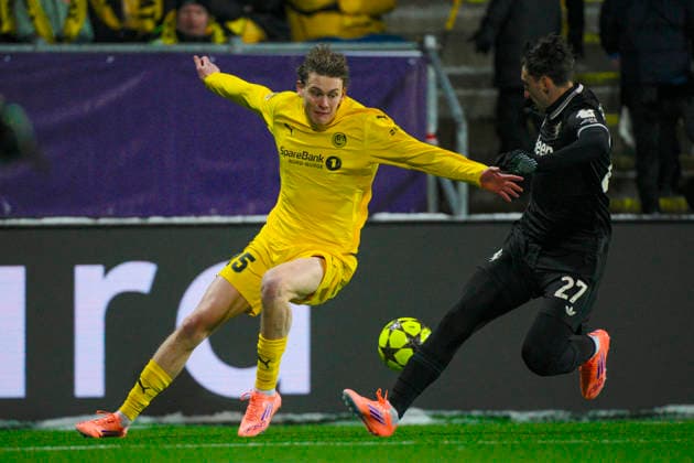 Champions League 2025 2026 Bodo Glimt Juventus Bodo 20251125 Bodo Glimts Isak Määttä and Juventus Andrea Cambiaso in the Champions League football match between Bodo Glimt and Juventus at Aspmyra Stadium Photo Stian Lysberg Solum NTB Bodo Norway EDITORIAL USE ONLY RESTRICTED USE FOR BETTING COMPANIES  Copyright: xStianxLysbergxSolumx xNTBx