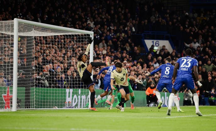 Champions League 2025 26 League Stage Chelsea v Barcelona Stamford Bridge 25.11.2025 Enzo Fernandez of Chelsea scores bu the goal is disallowed Champions League 2025 26 League Stage Chelsea v Barcelona Stamford Bridge 25.11.2025 Photograph By Marc Aspland The Times  Copyright: xMarcxAsplandx NINTCHDBPICT001041042400