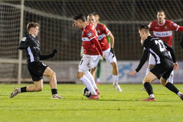 Voker Mistl, SG Sonnenhof Grossaspach, 06 left against Pedro Almeida Morais, TSG Balingen, 11 , TSG Balingen vs SG Sonnenhof Grossaspach, Soccer, Regionalliga Suedwest, Matchday 18, Season 2025 2026, 25 11 2025, Eibner Pressefoto Andreas Ulmer TSG Balingen vs SG Sonnenhof Grossaspach, Soccer, Regionalliga Suedwest, Matchday 18, Season 2025 2026, 25 11 2025, Balingen Copyright: xEibner-Pressefoto AndreasxUlmerx EP_AUR