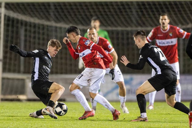 Voker Mistl, SG Sonnenhof Grossaspach, 06 left against Pedro Almeida Morais, TSG Balingen, 11 , TSG Balingen vs SG Sonnenhof Grossaspach, Soccer, Regionalliga Suedwest, Matchday 18, Season 2025 2026, 25 11 2025, Eibner Pressefoto Andreas Ulmer TSG Balingen vs SG Sonnenhof Grossaspach, Soccer, Regionalliga Suedwest, Matchday 18, Season 2025 2026, 25 11 2025, Balingen Copyright: xEibner-Pressefoto AndreasxUlmerx EP_AUR