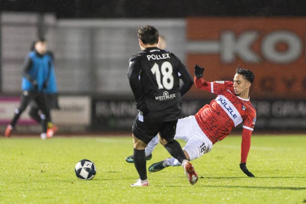 Amnay Moutassime, TSG Balingen, 18 , right against Niklas Pollex SG Sonnenhof Grossaspach, 18 TSG Balingen vs SG Sonnenhof Grossaspach, Football, Regionalliga Suedwest, Matchday 18, Season 2025 2026, 25 11 2025, Eibner Pressefoto Andreas Ulmer TSG Balingen vs SG Sonnenhof Grossaspach, Football, Regionalliga Suedwest, Matchday 18, Season 2025 2026, 25 11 2025, Balingen Copyright: xEibner-Pressefoto AndreasxUlmerx EP_AUR