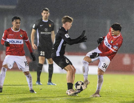 Voker Mistl, SG Sonnenhof Grossaspach, 06 left against Halim Eroglu, TSG Balingen, 34 , TSG Balingen vs SG Sonnenhof Grossaspach, Soccer, Regionalliga Suedwest, Matchday 18, Season 2025 2026, 25 11 2025, Eibner Pressefoto Andreas Ulmer TSG Balingen vs SG Sonnenhof Grossaspach, Soccer, Regionalliga Suedwest, Matchday 18, Season 2025 2026, 25 11 2025, Balingen Copyright: xEibner-Pressefoto AndreasxUlmerx EP_AUR
