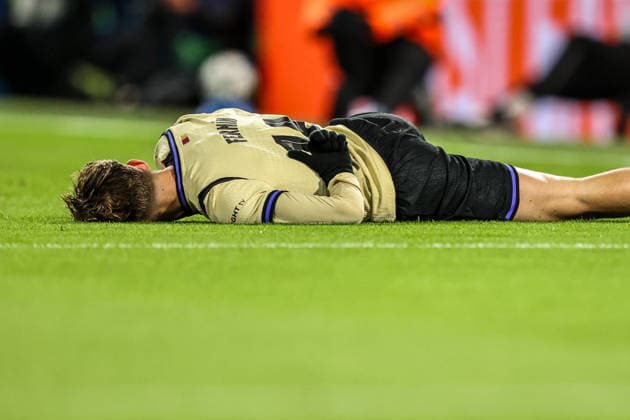 UEFA Champions League Matchday 5 of 8 Chelsea v Barcelona Fermin Lopez of Barcelona on the floor injured in the Chelsea box during the UEFA Champions League Matchday 5 of 8 Chelsea v Barcelona at Stamford Bridge, London, United Kingdom, 25th November 2025 (Photo by Alfie Cosgrove News Images) London Stamford Bridge Greater London United Kingdom Copyright: xAlfiexCosgrove NewsxImagesx