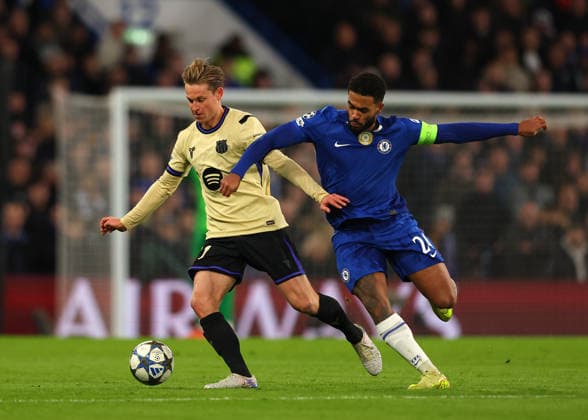 25th November 2025; Stamford Bridge, Chelsea, London, England: UEFA Champions League Football, Chelsea versus Barcelona; Frenkie de Jong of Barcelona challenged by Reece James of Chelsea  JohnxPatrickxFletcher