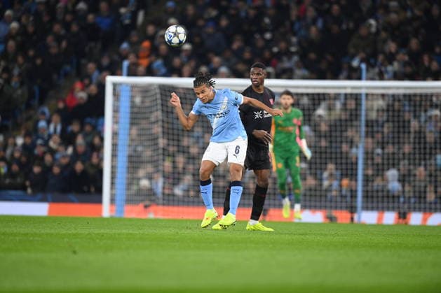UEFA Champions League Manchester City vs Bayer 04 Leverkusen 25 11 2025 MANCHESTER, GREAT BRITAIN NOVEMBER 25 Nathan Aké of Manchester City heads the ball clear during the UEFA Champions League match between Manchester City vs Bayer 04 Leverkusen at Etihad Stadium on matchday 5 of the UEFA Champions League Season 2025 26 on November 25, 2025 in Manchester, Great Britain Copyright: xBEAUTIFULxSPORTS Mansoorx