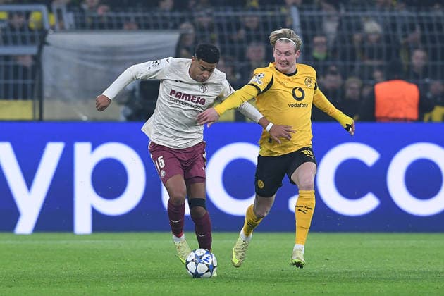 Soccer UEFA Champions League matchday 5 Borussia Dortmund FC Villarreal on 25 11 2025 at Signal Iduna Park in Dortmund Santiago Mourino Villarreal , left Julian Brandt Dortmund , right xRx