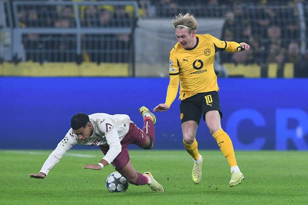 Soccer UEFA Champions League matchday 5 Borussia Dortmund FC Villarreal on 25 11 2025 at Signal Iduna Park in Dortmund Santiago Mourino Villarreal , left Julian Brandt Dortmund , right xRx