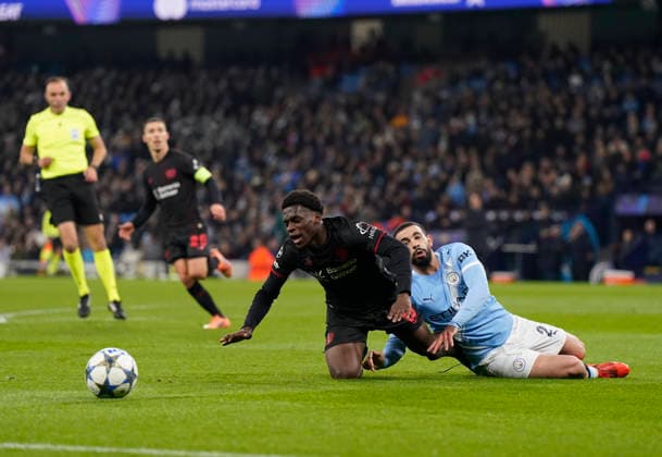 Manchester, England, 25th November 2025. Rayan Alt-Nouri of Manchester City (r) gets his hands on Ernest Poku of Bayer Leverkusen (l) during the Manchester City vs Bayer Leverkusen UEFA Champions League match at the Etihad Stadium, Manchester. Picture credit should read: Andrew Yates Sportimage EDITORIAL USE ONLY. No use with unauthorised audio, video, data, fixture lists, club league logos or live services. Online in-match use limited to 120 images, no video emulation. No use in betting, games or single club league player publications. SPI_027_AY_Man_City_Leverkusen SPI-4309-0041