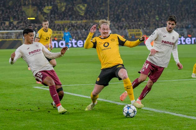 v li fighting for the ball Santiago Mourino CF 15 Julian Brandt Dortmund 10 Santi Comesana CF 14 25 11 2025 Football, Champions League, Borussia Dortmund vs Villarreal Club de Fotbol, Signal Iduna Park, Dortmund, Copyright: xpepphotox xHorstxMauelshagenx pep00321, pep_20251125_hm_209052