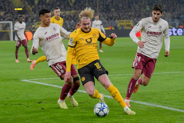 v li fighting for the ball Santiago Mourino CF 15 Julian Brandt Dortmund 10 Santi Comesana CF 14 25 11 2025 Football, Champions League, Borussia Dortmund vs Villarreal Club de Fotbol, Signal Iduna Park, Dortmund, Copyright: xpepphotox xHorstxMauelshagenx pep00321, pep_20251125_hm_209054