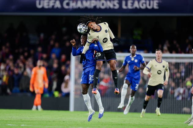 Champions League 2025 26 League Stage Chelsea v Barcelona Stamford Bridge 25.11.2025 Moises Caicedo of Chelsea and Jules Kounde of Barcelona Champions League 2025 26 League Stage Chelsea v Barcelona Stamford Bridge 25.11.2025 Photograph By Marc Aspland The Times  Copyright: xMarcxAsplandx NINTCHDBPICT001041043646