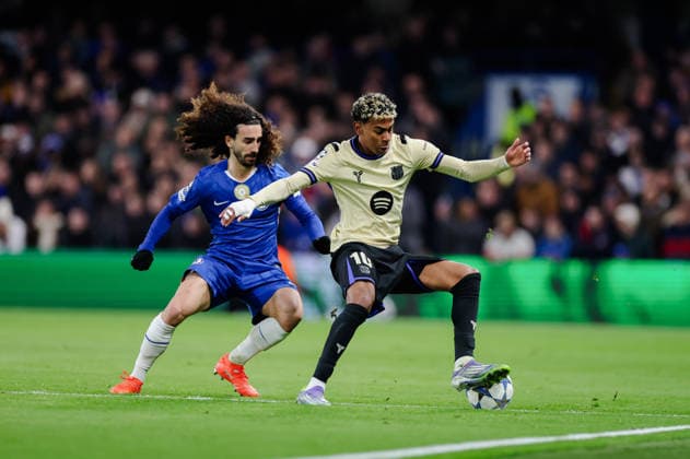 Champions League 2025 26 League Stage Chelsea v Barcelona Stamford Bridge 25.11.2025 Marc Cucurella of Chelsea and Lamine Yamal of Barcelona Champions League 2025 26 League Stage Chelsea v Barcelona Stamford Bridge 25.11.2025 Photograph By Marc Aspland The Times  Copyright: xMarcxAsplandx NINTCHDBPICT001041044066