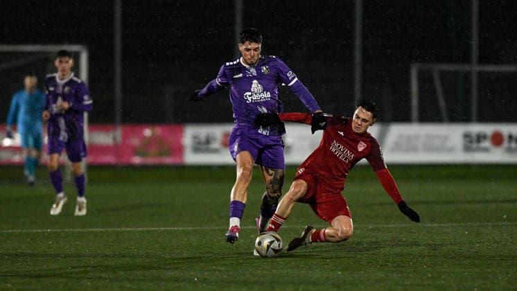 -FC Eintracht Bamberg vs. TSV Kornberg, Sportgelände Don Bosco Deutschland, Bamberg, Sportgelände Don Bosco - 25 Nov 2025 - Fussball, Bayernliga - -FC Eintracht Bamberg vs. TSV Kornberg Image: Luca Ljevsic (FCEB) in action, avoids a sliding tackle in the midfield. Bamberg Sportgelände Don Bosco Bayern Deutschland Copyright: xPresseFotoxEvansx