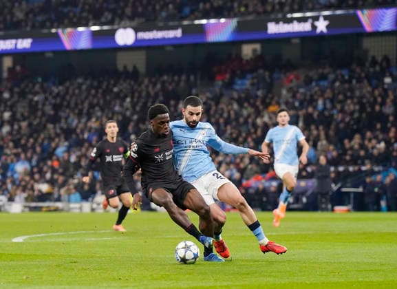 Manchester, England, 25th November 2025. Rayan Alt-Nouri of Manchester City (r) gets his hands on Ernest Poku of Bayer Leverkusen (l) during the Manchester City vs Bayer Leverkusen UEFA Champions League match at the Etihad Stadium, Manchester. Picture credit should read: Andrew Yates Sportimage EDITORIAL USE ONLY. No use with unauthorised audio, video, data, fixture lists, club league logos or live services. Online in-match use limited to 120 images, no video emulation. No use in betting, games or single club league player publications. SPI_030_AY_Man_City_Leverkusen SPI-4309-0044